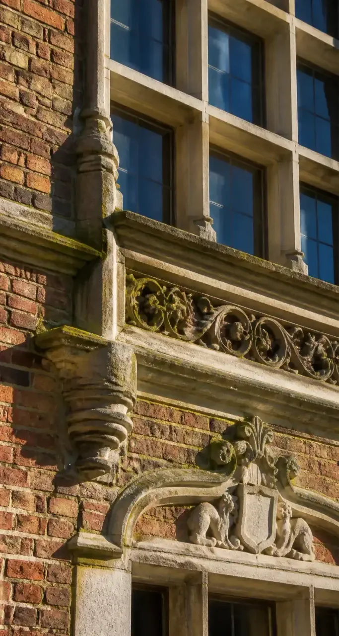Détail sculpté d'une façade flamande à Lille