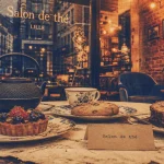 Salon de thé à Lille, table avec pâtisseries maison et thé fumant