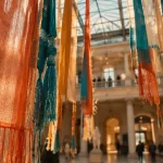 Sheila Hicks déploie ses œuvres textiles au Palais des Beaux-Arts de Lille